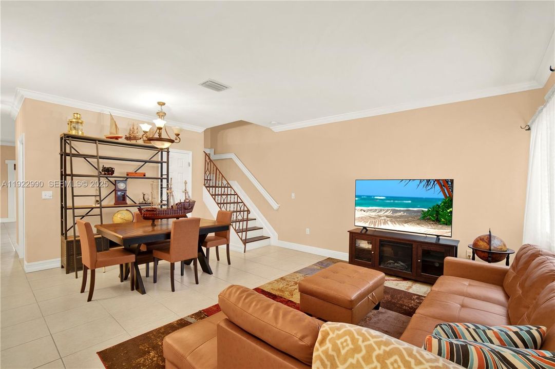 В аренду: $1,950 (2 спален, 2 ванн, 1370 Квадратных фут)