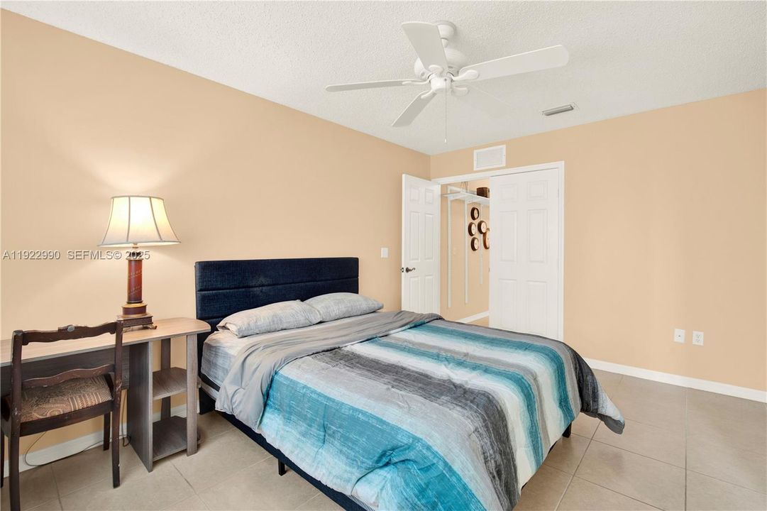 В аренду: $1,950 (2 спален, 2 ванн, 1370 Квадратных фут)