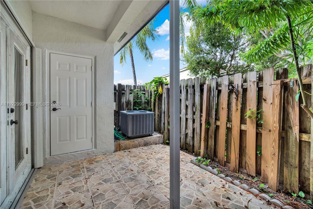 В аренду: $1,950 (2 спален, 2 ванн, 1370 Квадратных фут)