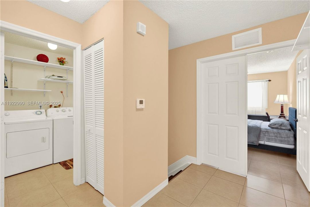 В аренду: $1,950 (2 спален, 2 ванн, 1370 Квадратных фут)