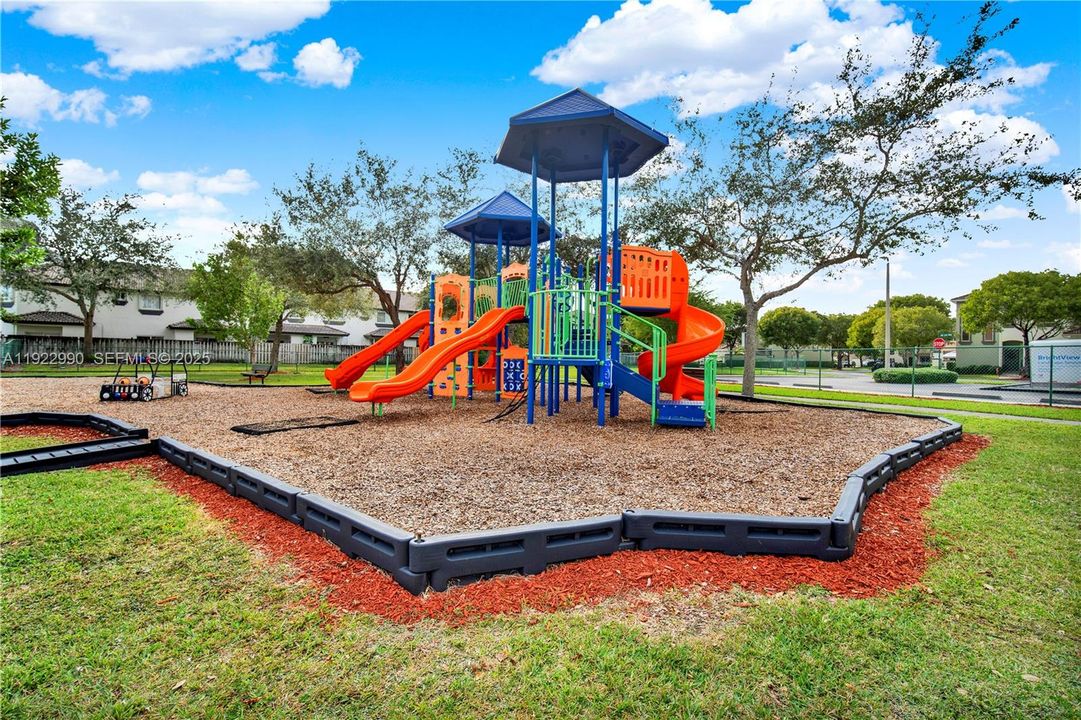 В аренду: $1,950 (2 спален, 2 ванн, 1370 Квадратных фут)