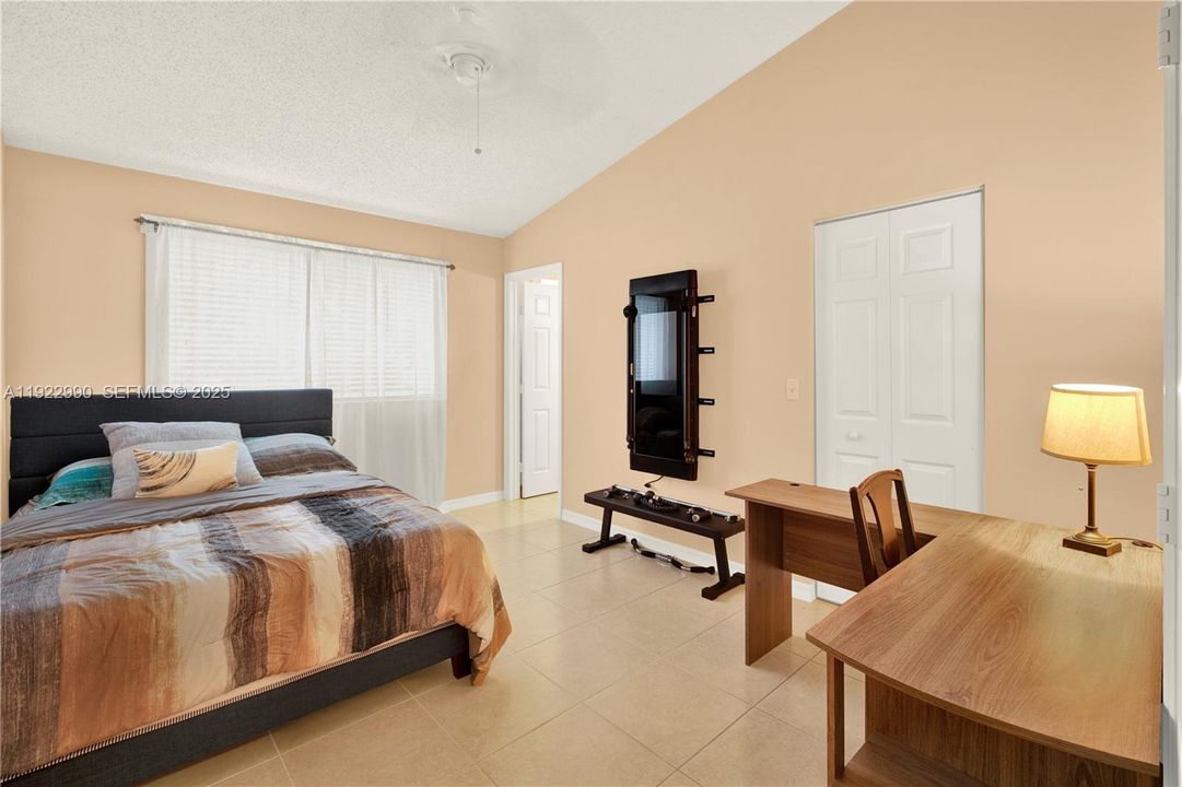 В аренду: $1,950 (2 спален, 2 ванн, 1370 Квадратных фут)