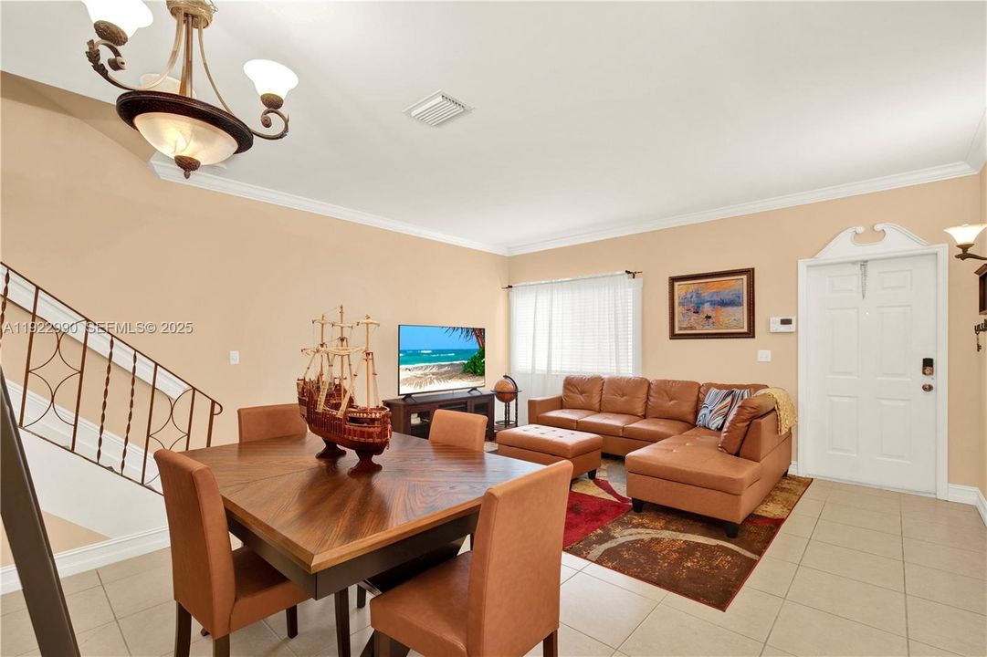 В аренду: $1,950 (2 спален, 2 ванн, 1370 Квадратных фут)