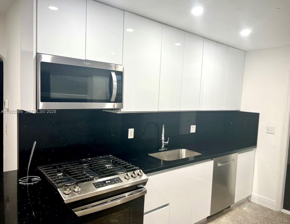 出租: $3,000 (2 贝兹, 1 浴室, 854 平方英尺)