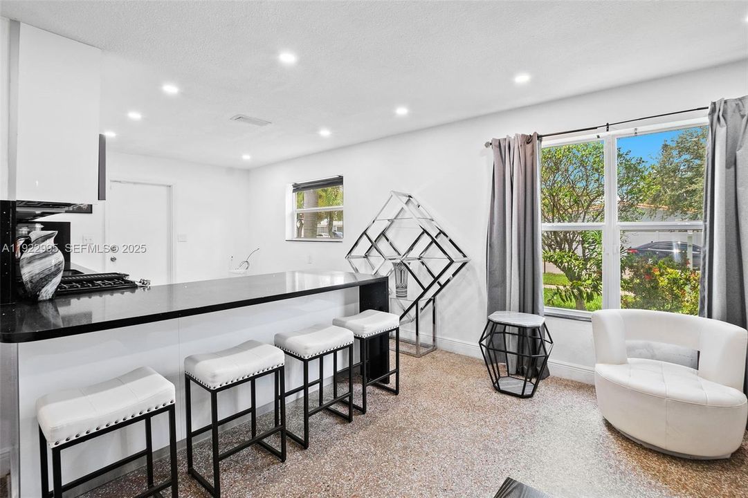 出租: $3,000 (2 贝兹, 1 浴室, 854 平方英尺)