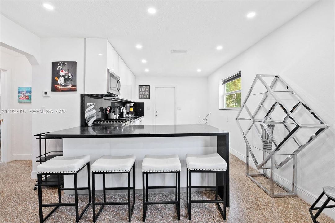 出租: $3,000 (2 贝兹, 1 浴室, 854 平方英尺)