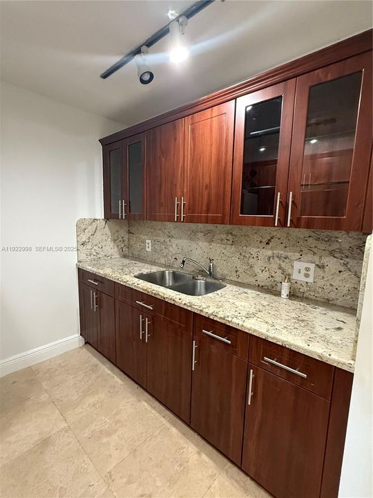 For Rent: $1,650 (1 beds, 1 baths, 811 Square Feet)