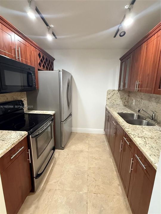 For Rent: $1,650 (1 beds, 1 baths, 811 Square Feet)