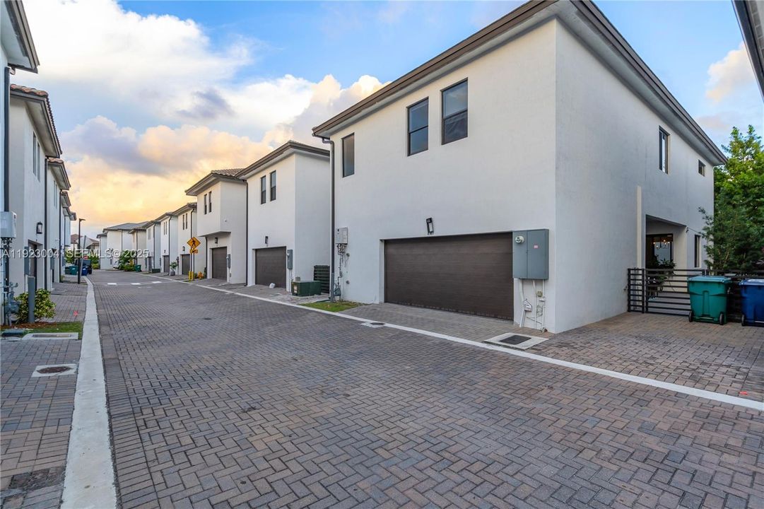 For Rent: $6,950 (4 beds, 3 baths, 2863 Square Feet)