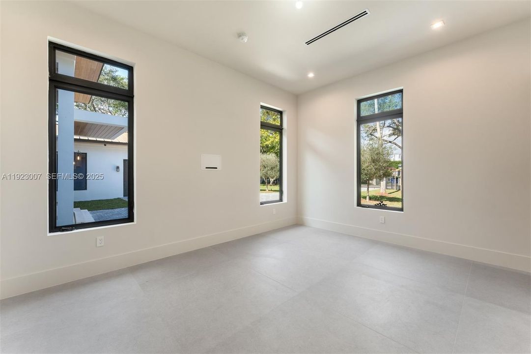 For Sale: $9,950,000 (7 beds, 7 baths, 7760 Square Feet)