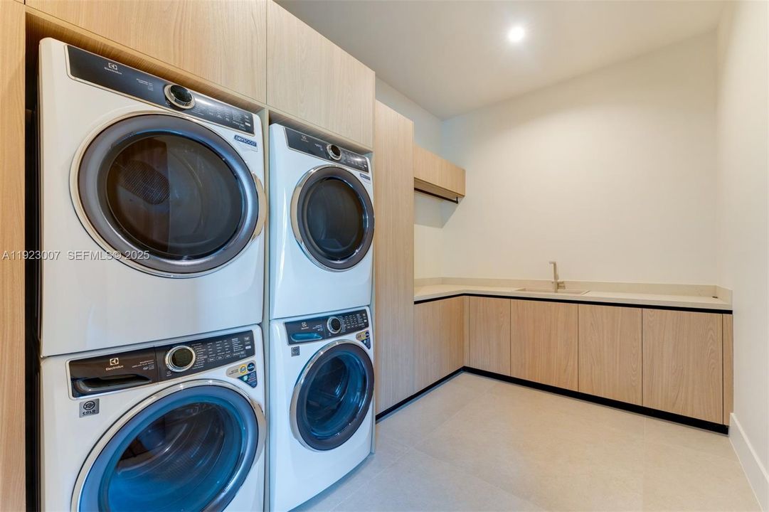 For Sale: $9,950,000 (7 beds, 7 baths, 7760 Square Feet)