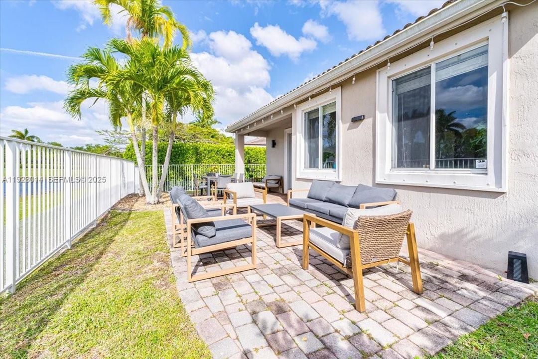 For Rent: $4,950 (4 beds, 2 baths, 2136 Square Feet)