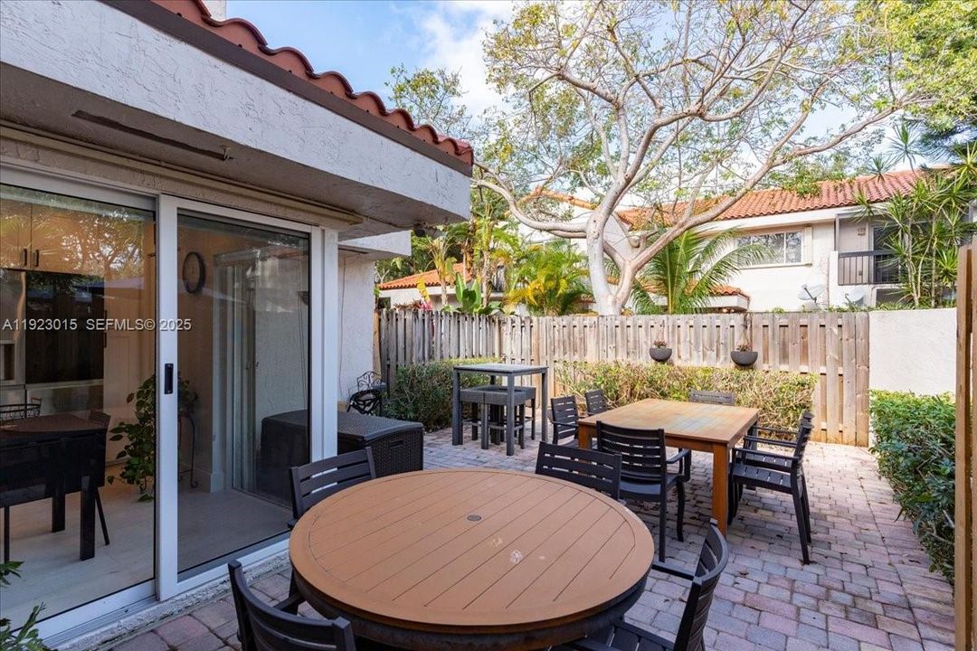 For Sale: $495,000 (2 beds, 2 baths, 1216 Square Feet)