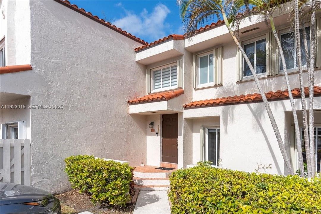 For Sale: $495,000 (2 beds, 2 baths, 1216 Square Feet)