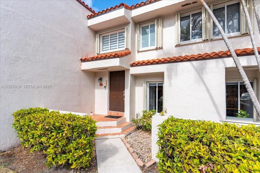 For Sale: $495,000 (2 beds, 2 baths, 1216 Square Feet)