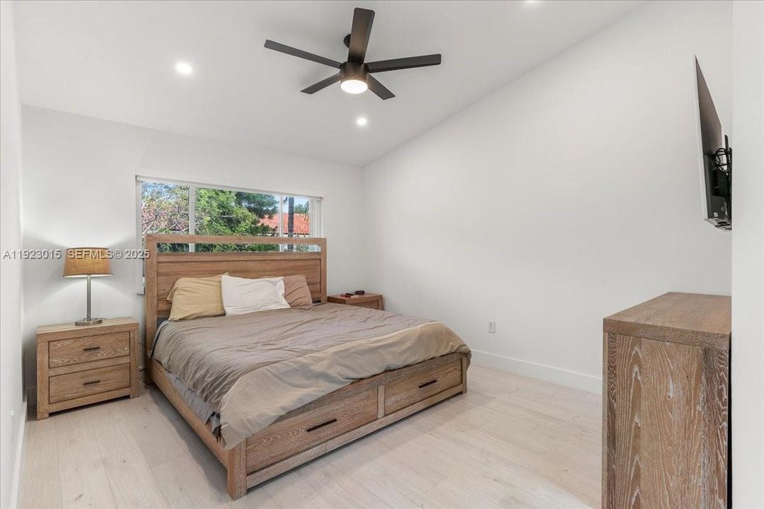 For Sale: $495,000 (2 beds, 2 baths, 1216 Square Feet)