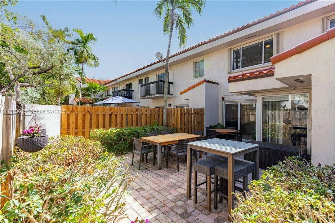 For Sale: $495,000 (2 beds, 2 baths, 1216 Square Feet)