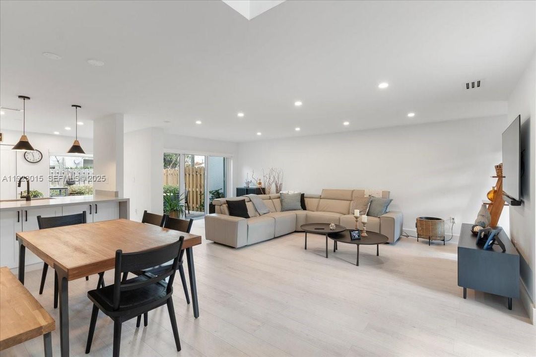 For Sale: $495,000 (2 beds, 2 baths, 1216 Square Feet)