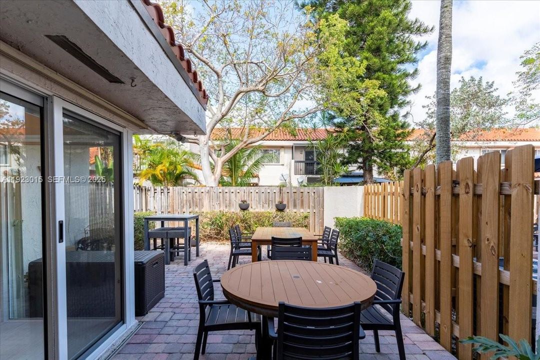 For Sale: $495,000 (2 beds, 2 baths, 1216 Square Feet)