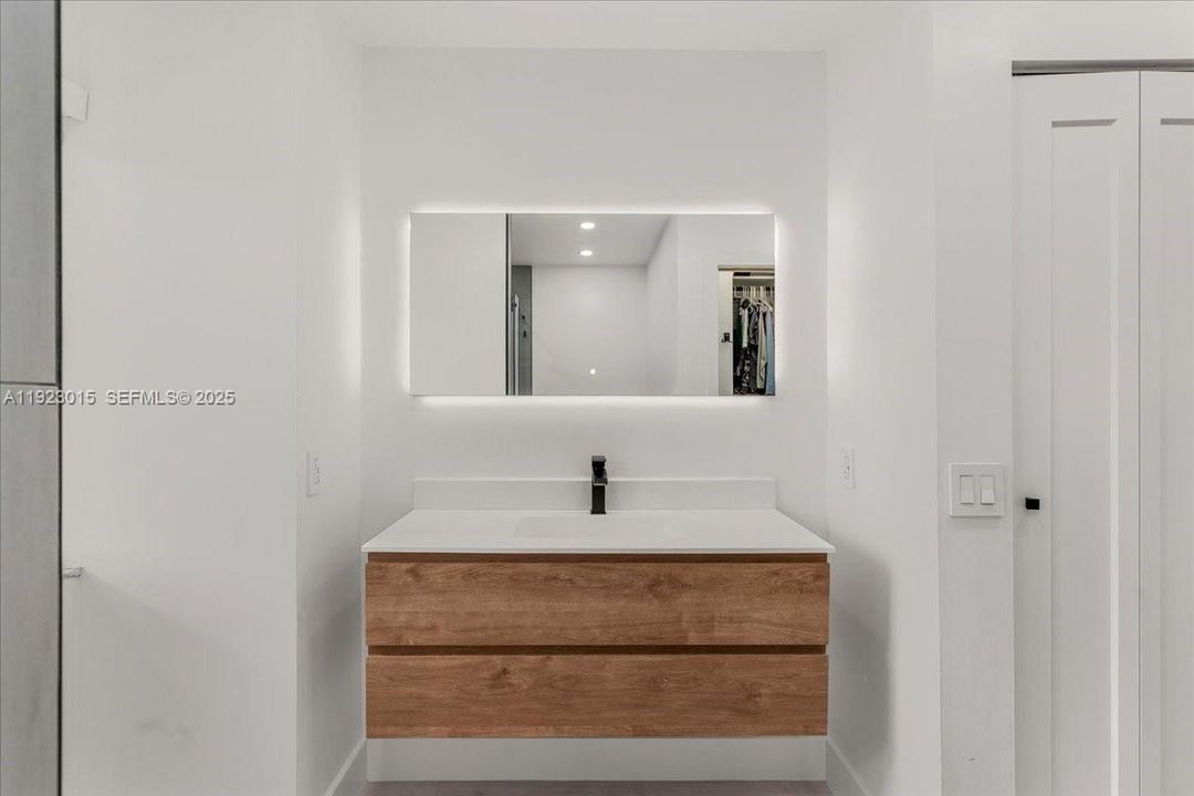 For Sale: $495,000 (2 beds, 2 baths, 1216 Square Feet)