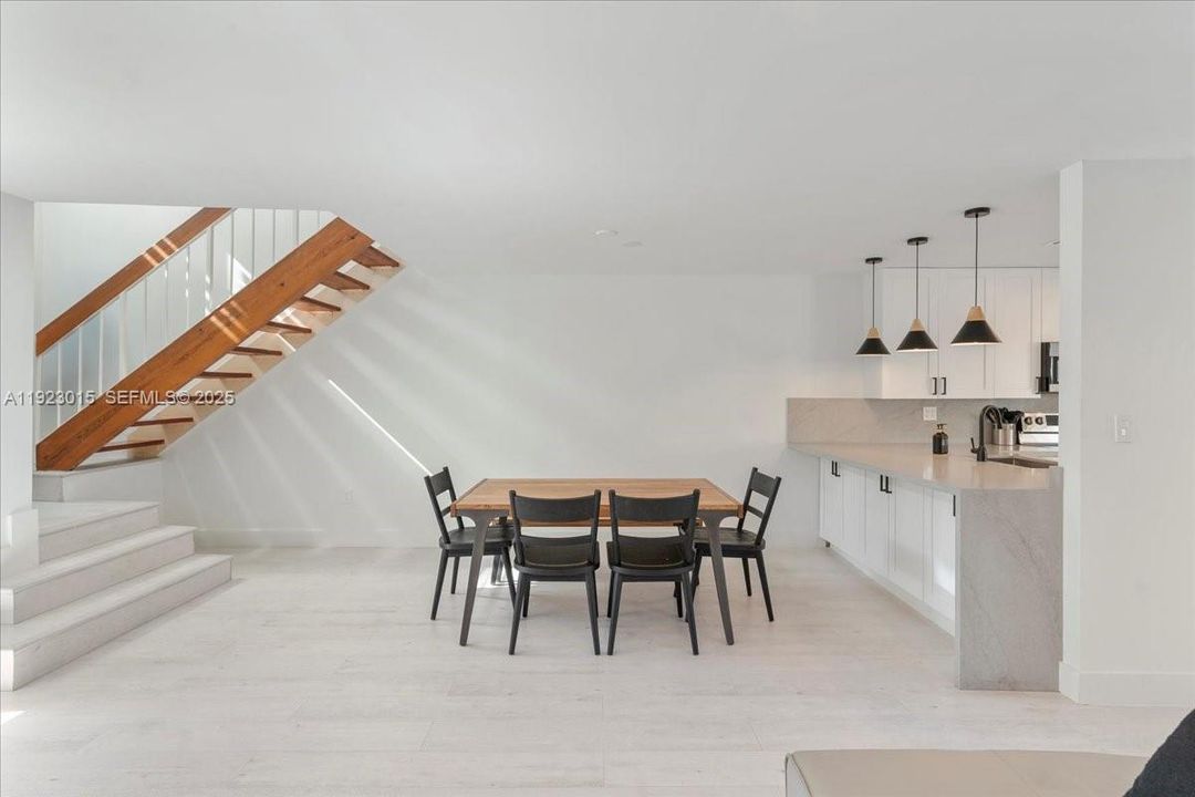 For Sale: $495,000 (2 beds, 2 baths, 1216 Square Feet)