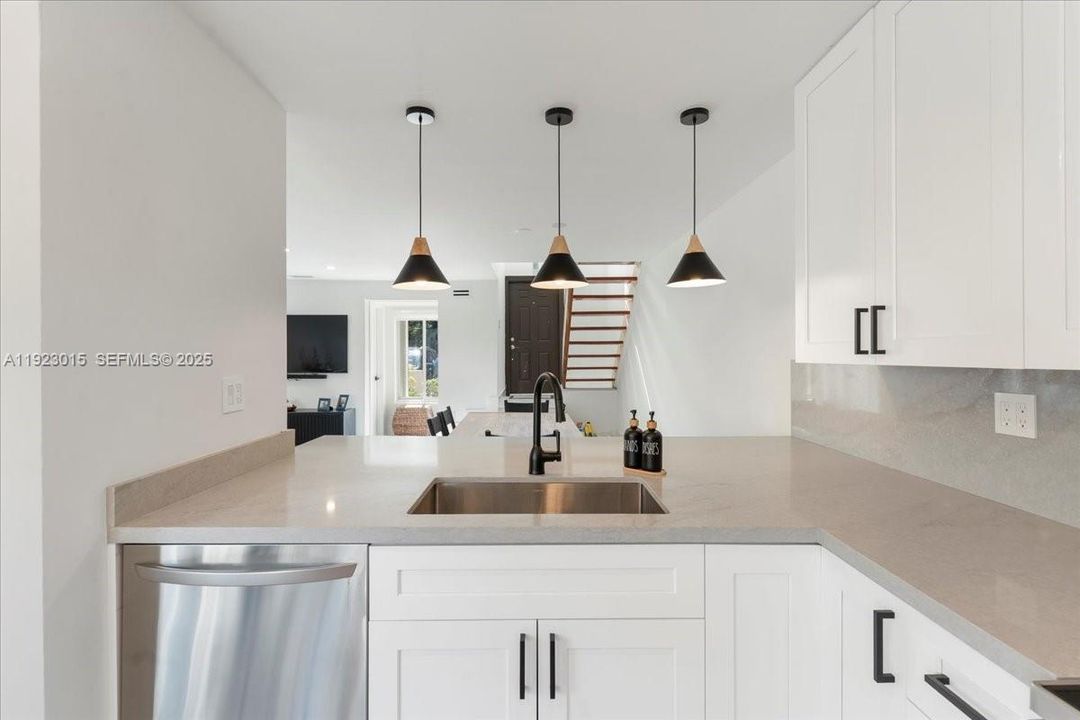 For Sale: $495,000 (2 beds, 2 baths, 1216 Square Feet)