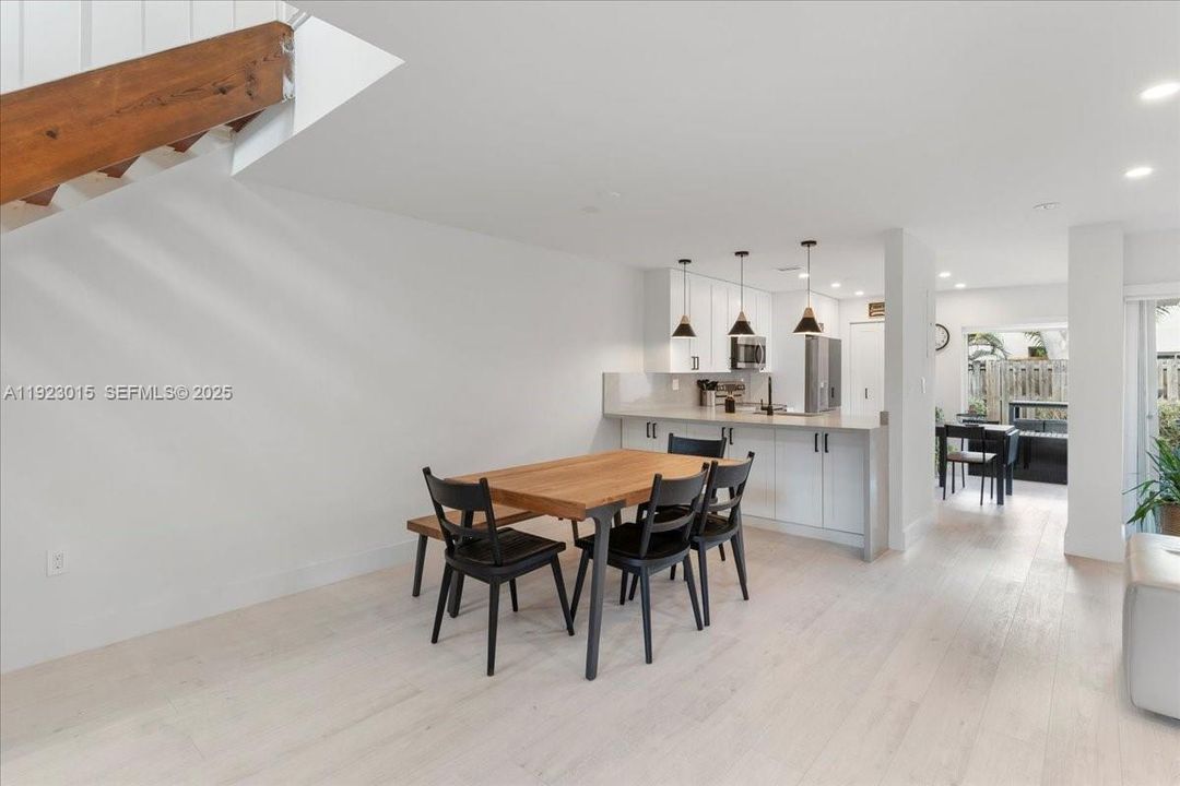 For Sale: $495,000 (2 beds, 2 baths, 1216 Square Feet)