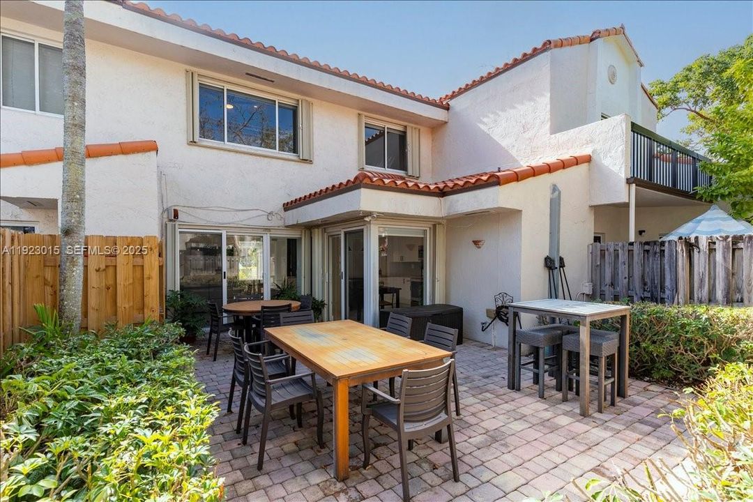 For Sale: $495,000 (2 beds, 2 baths, 1216 Square Feet)