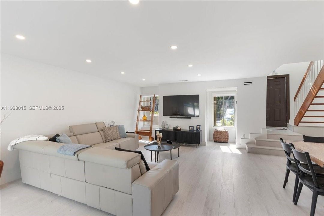 For Sale: $495,000 (2 beds, 2 baths, 1216 Square Feet)