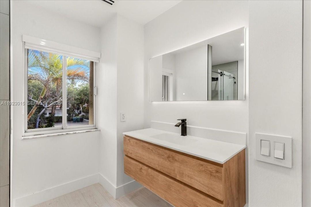 For Sale: $495,000 (2 beds, 2 baths, 1216 Square Feet)