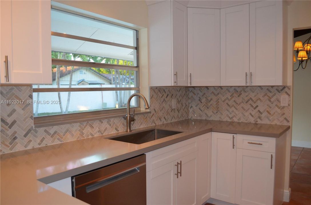 Под контрактом: $3,500 (3 спален, 2 ванн, 1680 Квадратных фут)