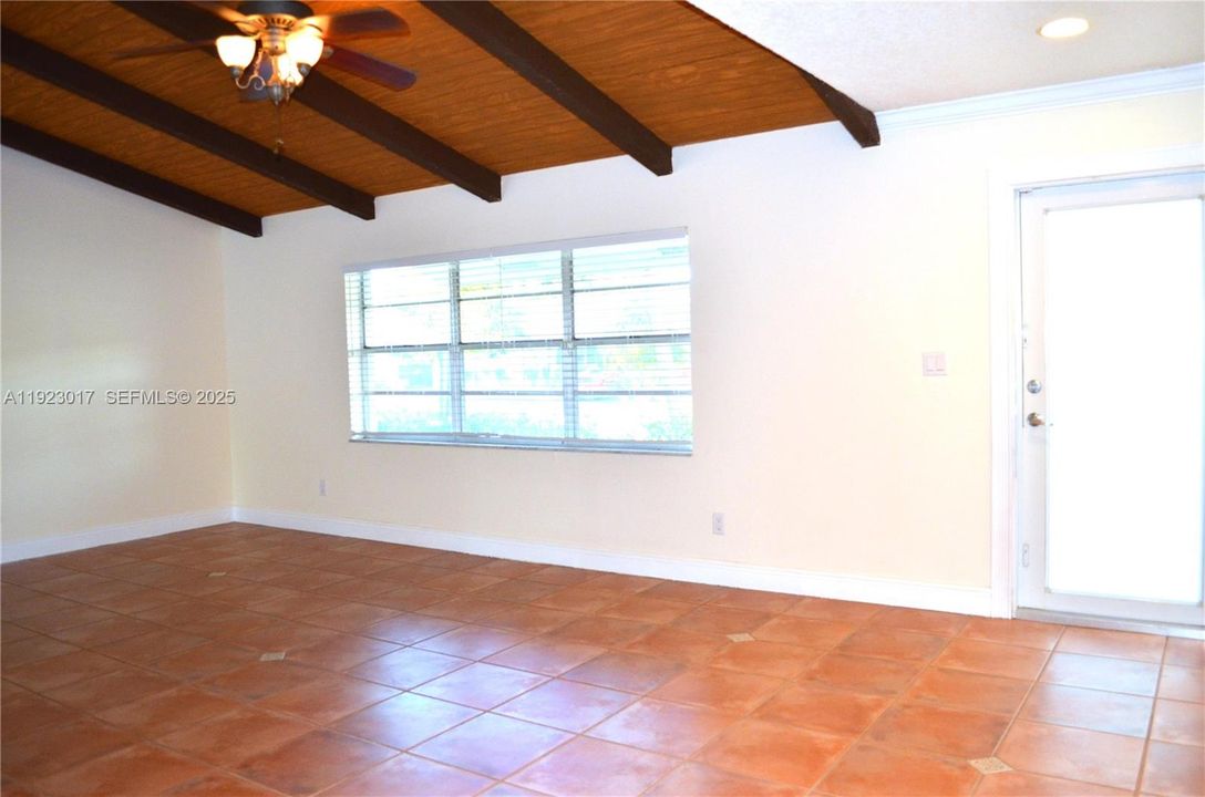 Под контрактом: $3,500 (3 спален, 2 ванн, 1680 Квадратных фут)