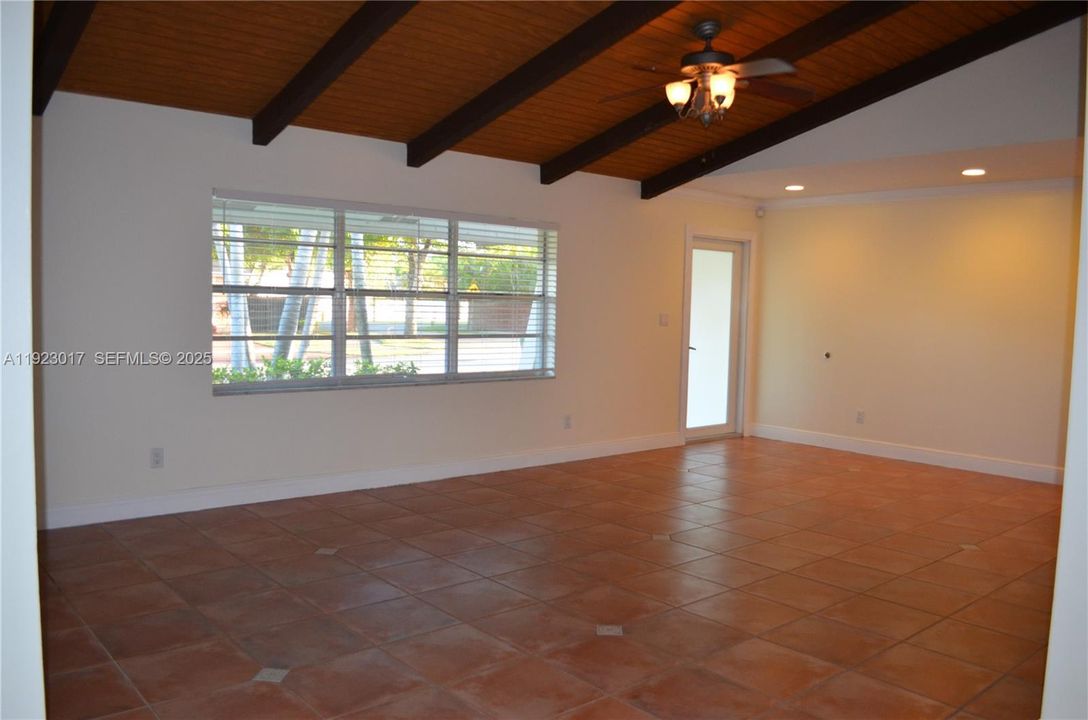 Под контрактом: $3,500 (3 спален, 2 ванн, 1680 Квадратных фут)