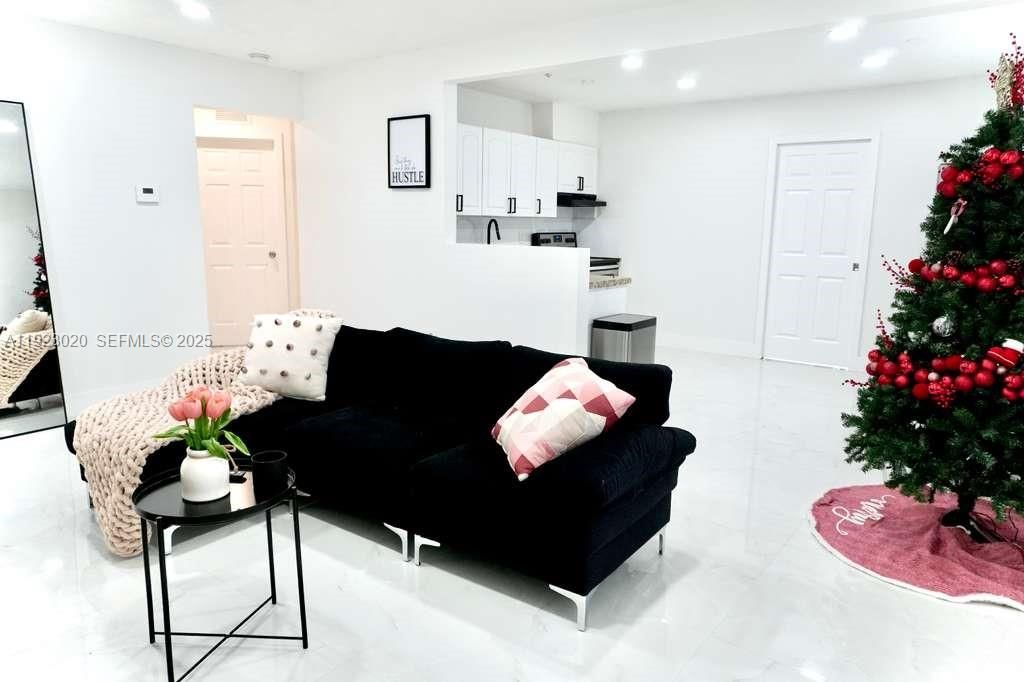 For Rent: $3,500 (4 beds, 2 baths, 1323 Square Feet)