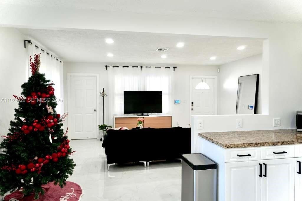 For Rent: $3,500 (4 beds, 2 baths, 1323 Square Feet)