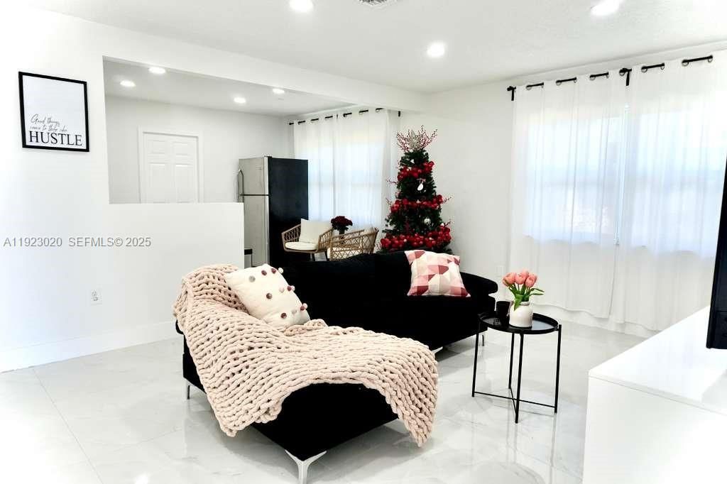 For Rent: $3,500 (4 beds, 2 baths, 1323 Square Feet)