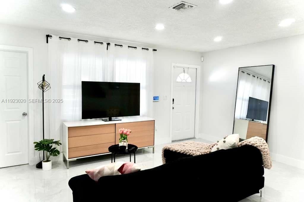 For Rent: $3,500 (4 beds, 2 baths, 1323 Square Feet)