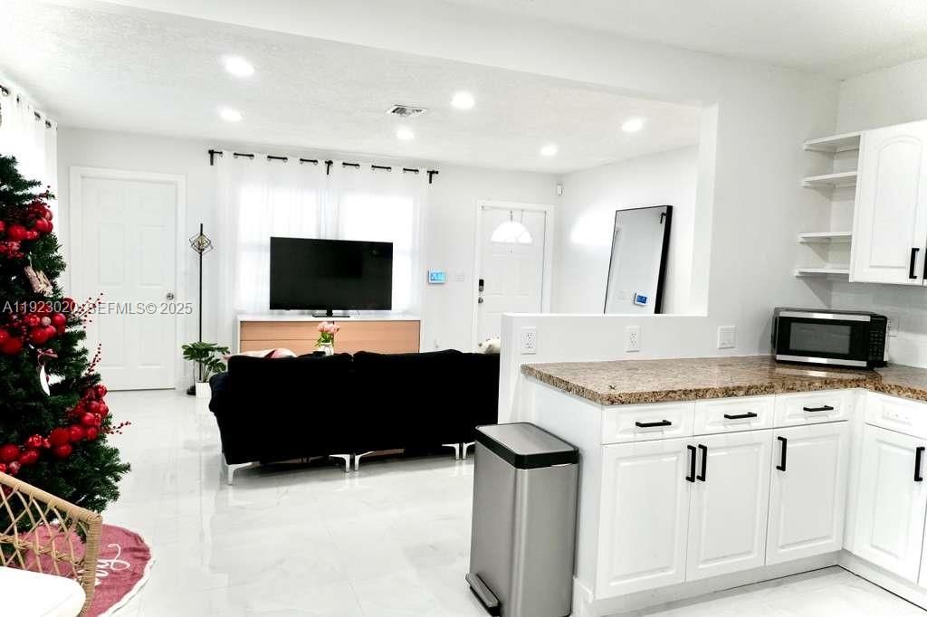 For Rent: $3,500 (4 beds, 2 baths, 1323 Square Feet)