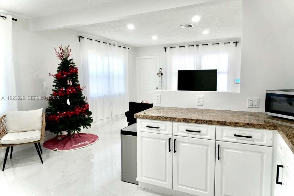 For Rent: $3,500 (4 beds, 2 baths, 1323 Square Feet)