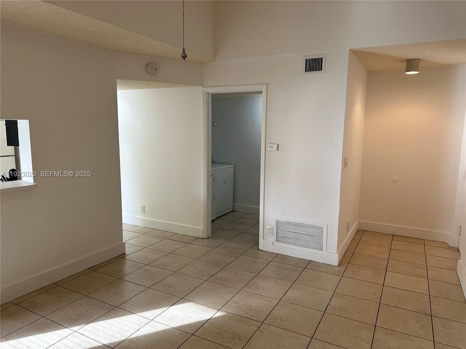 出租: $1,690 (1 贝兹, 1 浴室, 695 平方英尺)