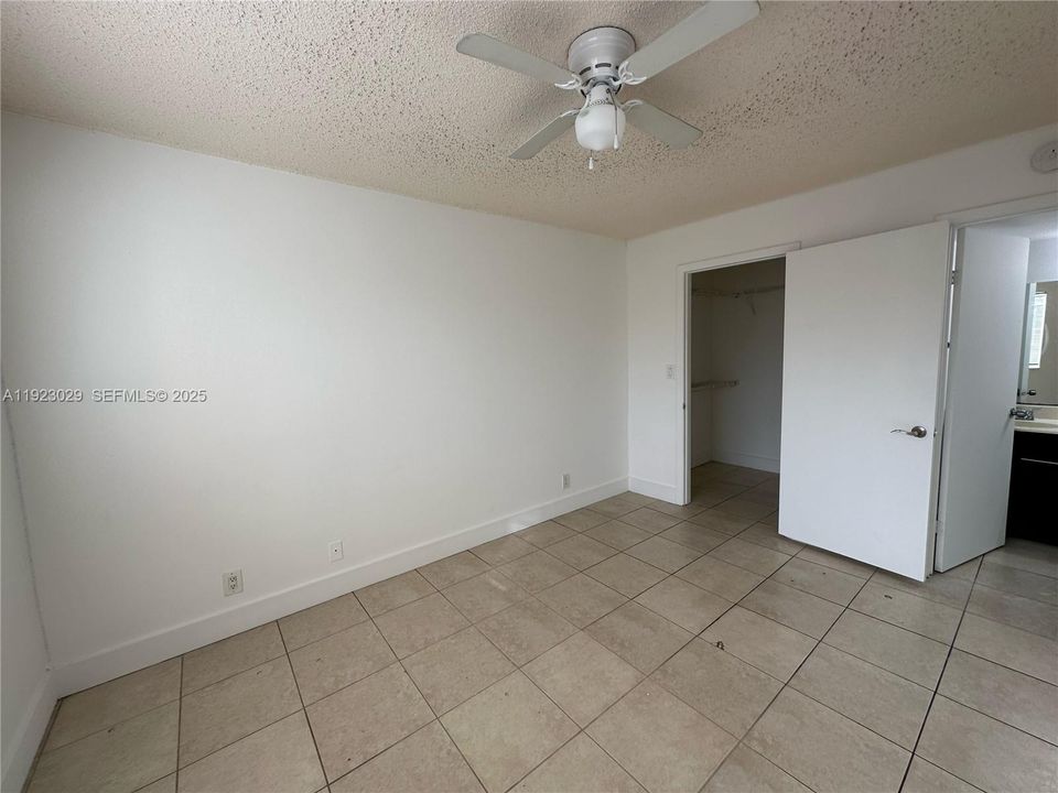 出租: $1,690 (1 贝兹, 1 浴室, 695 平方英尺)