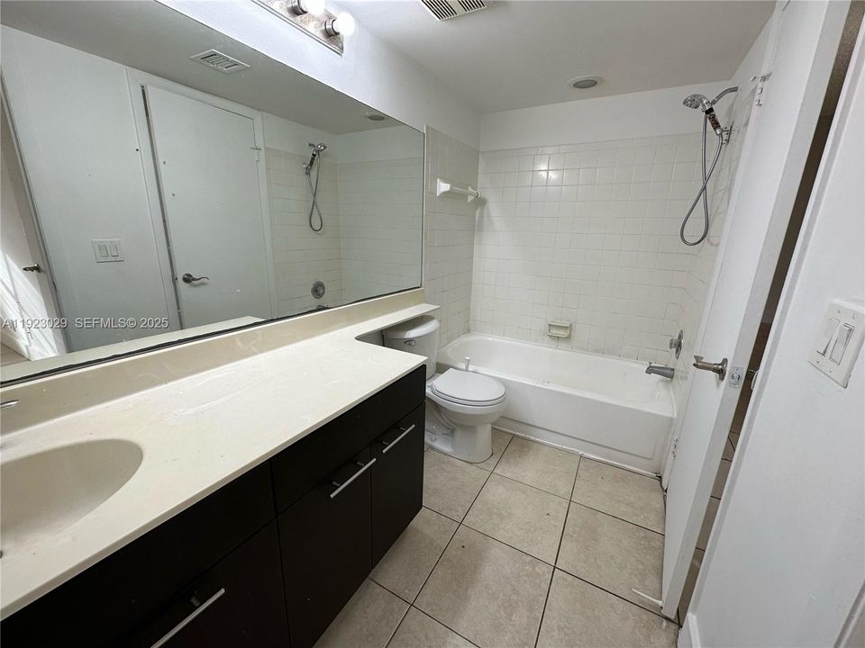 出租: $1,690 (1 贝兹, 1 浴室, 695 平方英尺)