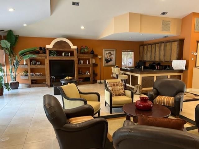 出租: $1,690 (1 贝兹, 1 浴室, 695 平方英尺)