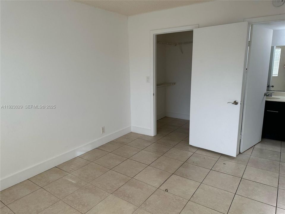 出租: $1,690 (1 贝兹, 1 浴室, 695 平方英尺)