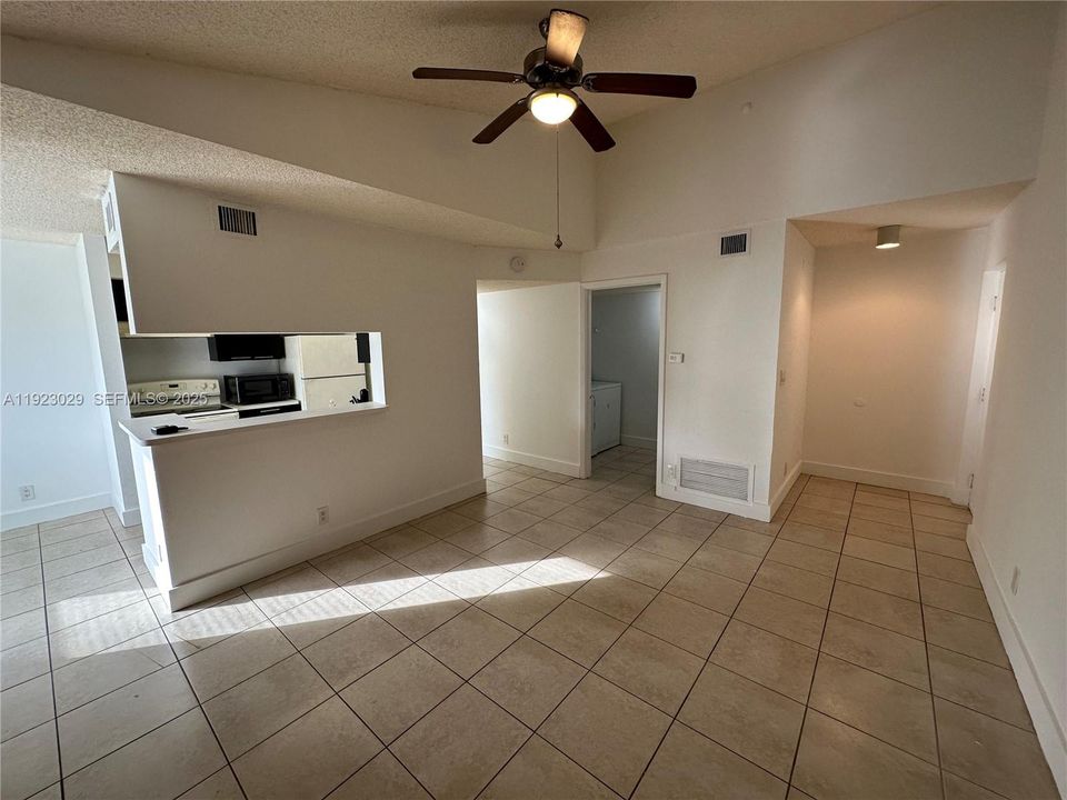 出租: $1,690 (1 贝兹, 1 浴室, 695 平方英尺)