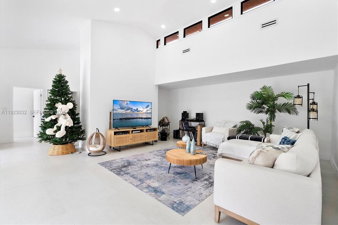 For Sale: $2,299,000 (5 beds, 4 baths, 3739 Square Feet)