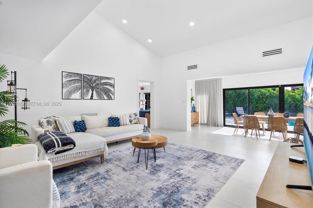 For Sale: $2,299,000 (5 beds, 4 baths, 3739 Square Feet)