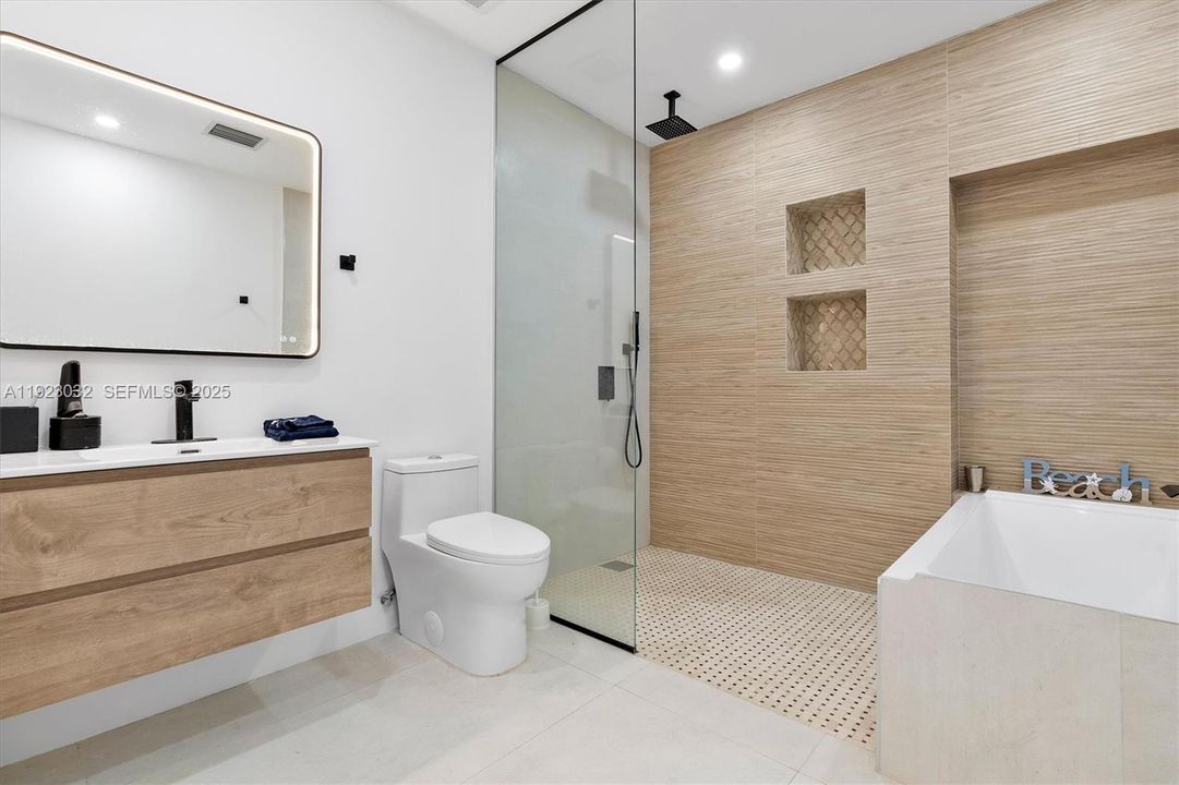 For Sale: $2,299,000 (5 beds, 4 baths, 3739 Square Feet)