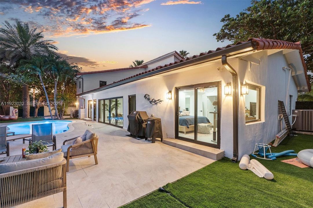 For Sale: $2,299,000 (5 beds, 4 baths, 3739 Square Feet)