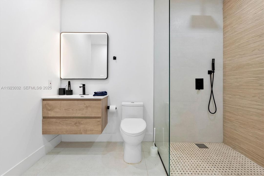 For Sale: $2,299,000 (5 beds, 4 baths, 3739 Square Feet)